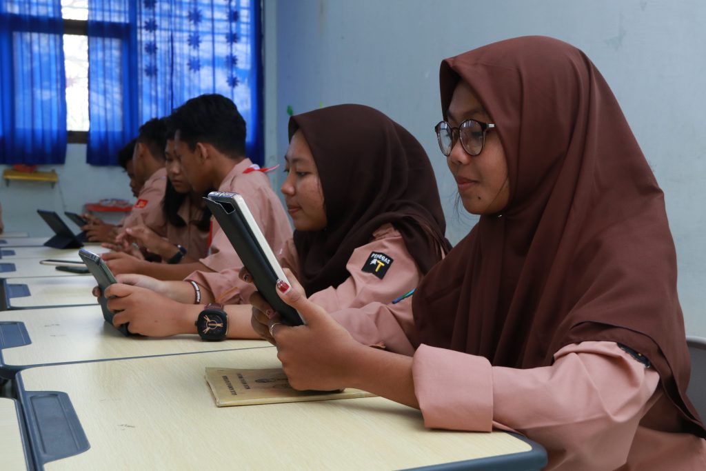 SMA Labschool Surabaya students implement digitalization during teaching and learning activities