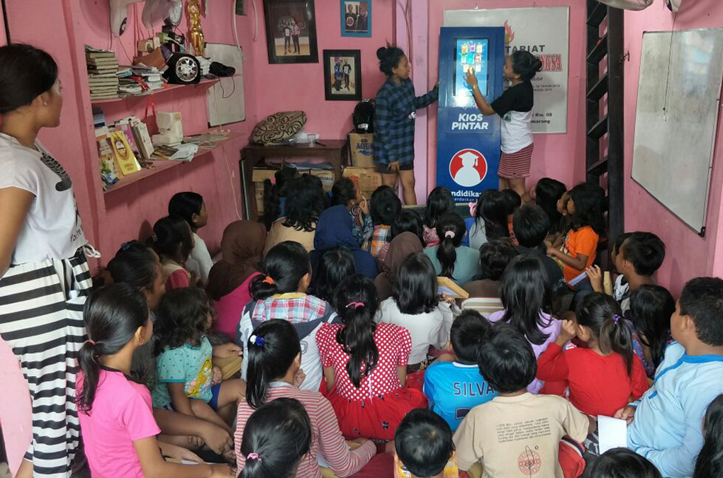 Pendeta Jalanan dari Semarang Memanfaatkan KIPIN ATM Sebagai Sarana Belajar  150 Anak-Anak Dari Keluarga Miskin.